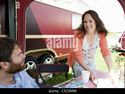 Paar Picknick außerhalb Anhänger Stockfoto