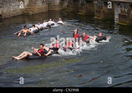 Schlange-Rennen bei den schrulligen Zinn Bad Weltmeisterschaften statt an einem Sommerwochenende im nahen Hafen, Castletown, auf der Isle Of Man Stockfoto