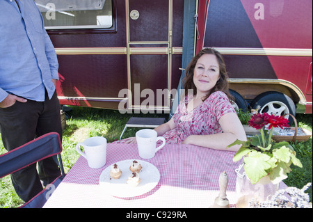 Frau picknicken draußen Anhänger Stockfoto