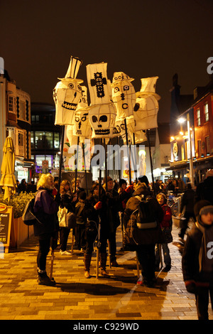 -Feuerwerk. Schrullige jährlichen Winter-Sonnenwende-Festival, brennen die Uhren in Brighton, East Sussex, England Stockfoto