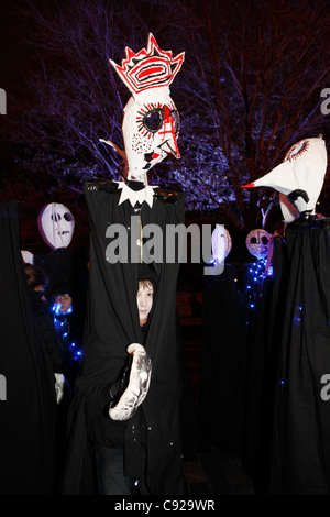 Parade. Schrullige jährlichen Winter-Sonnenwende-Festival, brennen die Uhren in Brighton, East Sussex, England Stockfoto