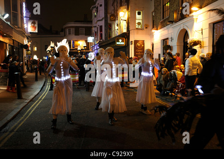 Parade-Tänzer. Schrullige jährlichen Winter-Sonnenwende-Festival, brennen die Uhren in Brighton, East Sussex, England Stockfoto