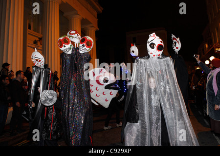 Parade. Schrullige jährlichen Winter-Sonnenwende-Festival, brennen die Uhren in Brighton, East Sussex, England Stockfoto