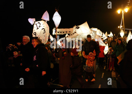 Parade. Schrullige jährlichen Winter-Sonnenwende-Festival, brennen die Uhren in Brighton, East Sussex, England Stockfoto