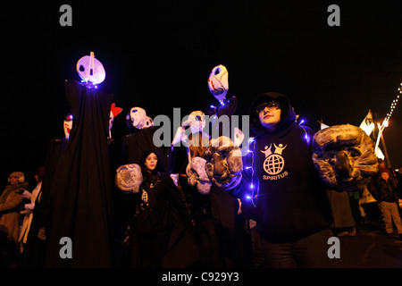 Parade. Schrullige jährlichen Winter-Sonnenwende-Festival, brennen die Uhren in Brighton, East Sussex, England Stockfoto