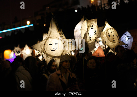 Parade. Schrullige jährlichen Winter-Sonnenwende-Festival, brennen die Uhren in Brighton, East Sussex, England Stockfoto