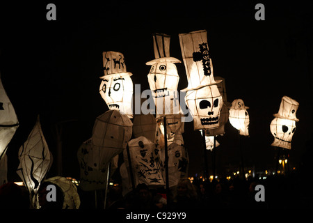 Parade. Schrullige jährlichen Winter-Sonnenwende-Festival, brennen die Uhren in Brighton, East Sussex, England Stockfoto