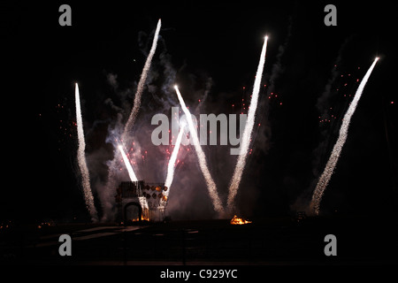 -Feuerwerk. Schrullige jährlichen Winter-Sonnenwende-Festival, brennen die Uhren in Brighton, East Sussex, England Stockfoto