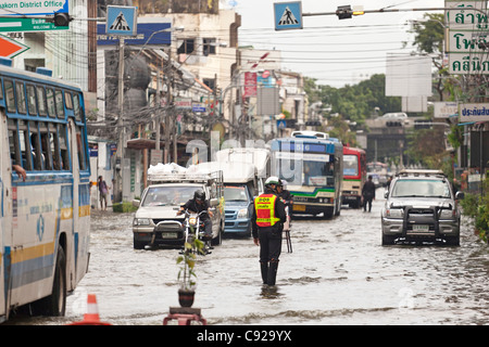 Verkehr fahren durch Hochwasser im Stadtzentrum von Bangkok, Thailand Stockfoto