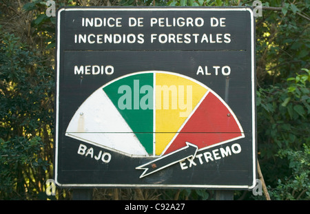 Chile, Parque Nacional Huerquehue, in der Nähe von Pucon, Wald Feuer Warnschild Stockfoto