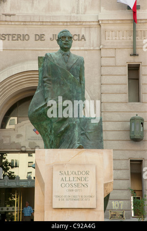 Chile, Santiago, Plaza De La Constitución, Statue des Präsidenten Salvador Allende Gossens vor Ministerio de Justicia Stockfoto