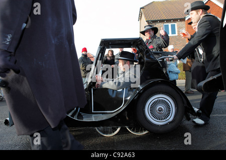 Der schrullige jährliche Pagham Kinderwagen stattfindet, jährlich am zweiten Weihnachtstag, 26. Dezember, im Dorf Pagham, West Sussex, England Stockfoto