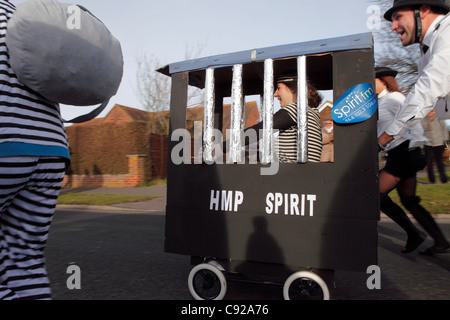 Der schrullige jährliche Pagham Kinderwagen stattfindet, jährlich am zweiten Weihnachtstag, 26. Dezember, im Dorf Pagham, West Sussex, England Stockfoto