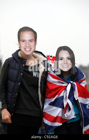 "Prinz William und Kate Middleton" maskiert Doppelgänger in das London Eye, während des Starts der königlichen Hochzeit London, England Stockfoto