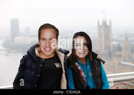 "Prinz William und Kate Middleton" maskiert Doppelgänger in das London Eye, während des Starts der königlichen Hochzeit London, England Stockfoto