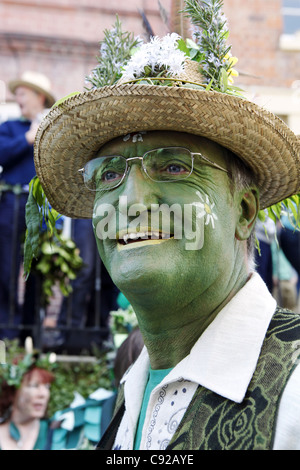 Die schrulligen jährliche Jack in der grünen Festival Prozession statt am Maifeiertag, rund um die alte Stadt von Hastings, East Sussex, England Stockfoto