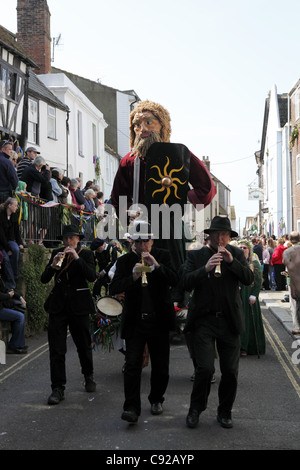 Die schrulligen jährliche Jack in der grünen Festival Prozession statt am Maifeiertag, rund um die alte Stadt von Hastings, East Sussex, England Stockfoto