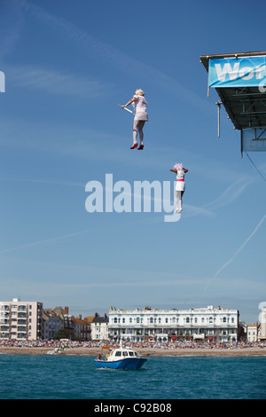 Die schrulligen jährliche Worthing International Birdman, statt an einem Sommerwochenende in Worthing, West Sussex, England Stockfoto