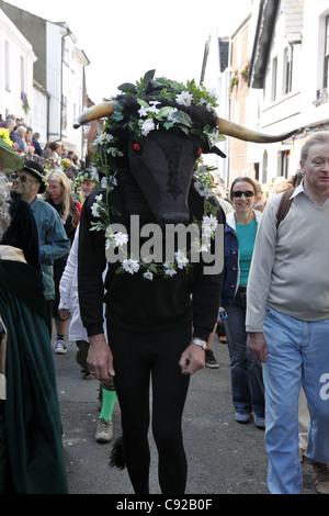 Die schrulligen jährliche Jack in der grünen Festival Prozession statt am Maifeiertag, rund um die alte Stadt von Hastings, East Sussex, England Stockfoto