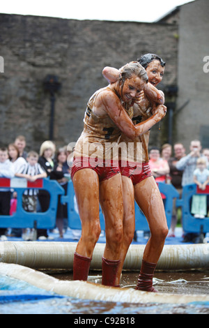 Die schrulligen jährliche Soße Wrestling Weltmeisterschaft im August in Rose ' n ' Bowl Pub in Stacksteads, Lancashire, England Stockfoto