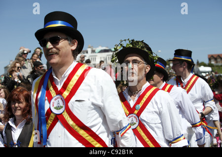 Die schrulligen jährliche Jack in der grünen Festival Prozession statt am Maifeiertag, rund um die alte Stadt von Hastings, East Sussex, England Stockfoto