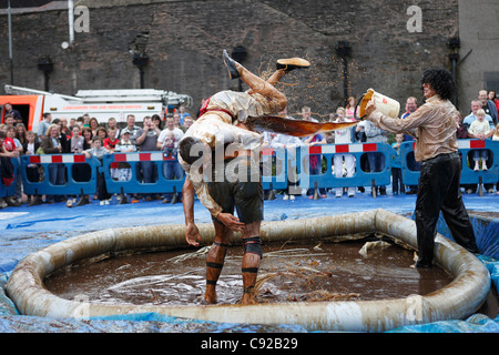 Die schrulligen jährliche Soße Wrestling Weltmeisterschaft im August in Rose ' n ' Bowl Pub in Stacksteads, Lancashire, England Stockfoto