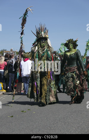 Die schrulligen jährliche Jack in der grünen Festival Prozession statt am Maifeiertag, rund um die alte Stadt von Hastings, East Sussex, England Stockfoto