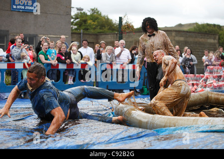 Die schrulligen jährliche Soße Wrestling Weltmeisterschaft im August in Rose ' n ' Bowl Pub in Stacksteads, Lancashire, England Stockfoto