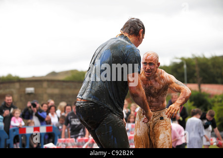 Die schrulligen jährliche Soße Wrestling Weltmeisterschaft im August in Rose ' n ' Bowl Pub in Stacksteads, Lancashire, England Stockfoto