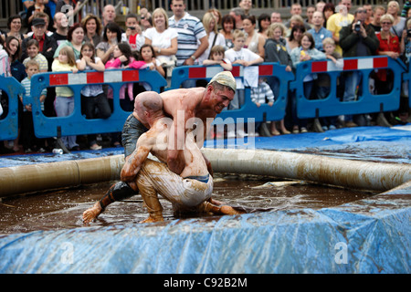 Die schrulligen jährliche Soße Wrestling Weltmeisterschaft im August in Rose ' n ' Bowl Pub in Stacksteads, Lancashire, England Stockfoto