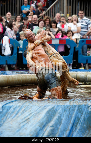 Die schrulligen jährliche Soße Wrestling Weltmeisterschaft im August in Rose ' n ' Bowl Pub in Stacksteads, Lancashire, England Stockfoto