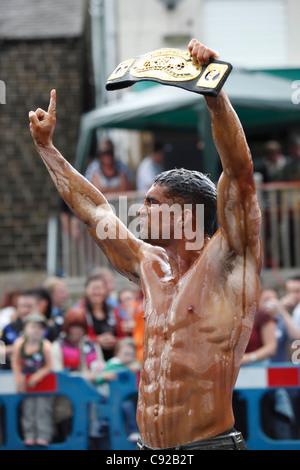 Die schrulligen jährliche Soße Wrestling Weltmeisterschaft im August in Rose ' n ' Bowl Pub in Stacksteads, Lancashire, England Stockfoto