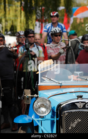 Knutsford Great Race statt einmal alle zehn Jahre. Penny Farthing Zyklen Rennen für drei Stunden in Knutsford, Cheshire, England Stockfoto