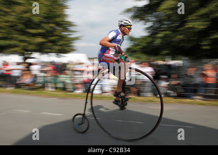 Knutsford Great Race statt einmal alle zehn Jahre. Penny Farthing Zyklen Rennen für drei Stunden in Knutsford, Cheshire, England Stockfoto