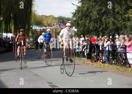 Knutsford Great Race statt einmal alle zehn Jahre. Penny Farthing Zyklen Rennen für drei Stunden in Knutsford, Cheshire, England Stockfoto