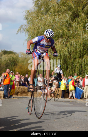 Knutsford Great Race statt einmal alle zehn Jahre. Penny Farthing Zyklen Rennen für drei Stunden in Knutsford, Cheshire, England Stockfoto