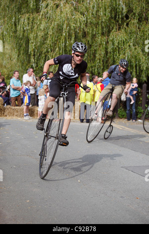 Knutsford Great Race statt einmal alle zehn Jahre. Penny Farthing Zyklen Rennen für drei Stunden in Knutsford, Cheshire, England Stockfoto