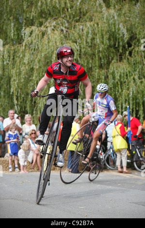 Knutsford Great Race statt einmal alle zehn Jahre. Penny Farthing Zyklen Rennen für drei Stunden in Knutsford, Cheshire, England Stockfoto