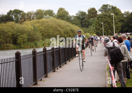 Knutsford Great Race statt einmal alle zehn Jahre. Penny Farthing Zyklen Rennen für drei Stunden in Knutsford, Cheshire, England Stockfoto