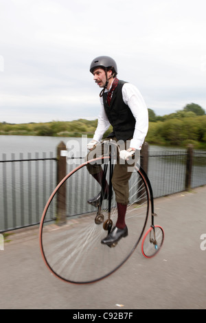 Knutsford Great Race statt einmal alle zehn Jahre. Penny Farthing Zyklen Rennen für drei Stunden in Knutsford, Cheshire, England Stockfoto