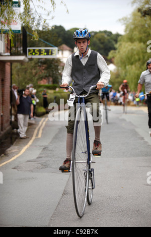 Knutsford Great Race statt einmal alle zehn Jahre. Penny Farthing Zyklen Rennen für drei Stunden in Knutsford, Cheshire, England Stockfoto