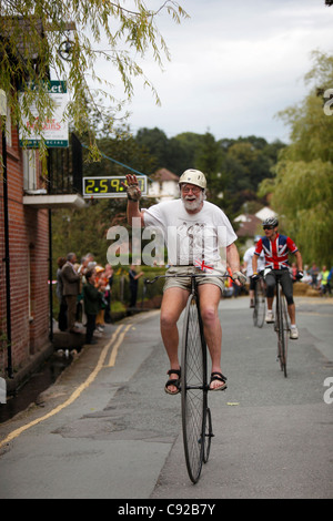 Knutsford Great Race statt einmal alle zehn Jahre. Penny Farthing Zyklen Rennen für drei Stunden in Knutsford, Cheshire, England Stockfoto