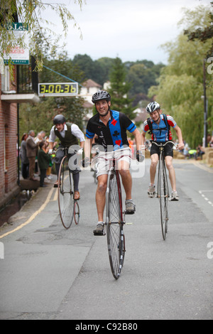 Knutsford Great Race statt einmal alle zehn Jahre. Penny Farthing Zyklen Rennen für drei Stunden in Knutsford, Cheshire, England Stockfoto