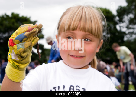 Der schrullige jährlichen Wurm charmante Weltmeisterschaft, statt an Willaston County Primary School, in Nantwich, Cheshire, England Stockfoto