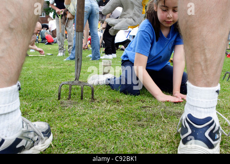 Der schrullige jährlichen Wurm charmante Weltmeisterschaft, statt an Willaston County Primary School, in Nantwich, Cheshire, England Stockfoto