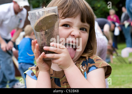 Der schrullige jährlichen Wurm charmante Weltmeisterschaft, statt an Willaston County Primary School, in Nantwich, Cheshire, England Stockfoto