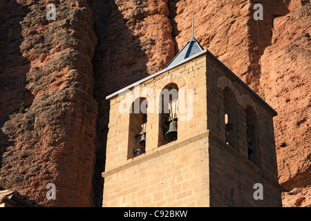 Spanien, Aragon, Provinz Huesca, Mallos de Riglos, Iglesia Parroquial, Glockenturm neben Felsformationen Stockfoto