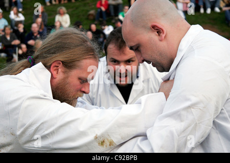 Der schrullige jährliche Shin Kicking Wettbewerb statt auf Dover Hügel in der Nähe von Chipping Campden in Gloucestershire, England Stockfoto