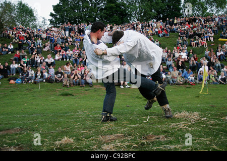 Der schrullige jährliche Shin Kicking Wettbewerb statt auf Dover Hügel in der Nähe von Chipping Campden in Gloucestershire, England Stockfoto