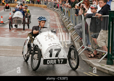 Die schrulligen jährliche Pedal Auto Grand Prix, statt jährlich abwechselnd in den Städten New Milton und Ringwood, Hampshire, England Stockfoto